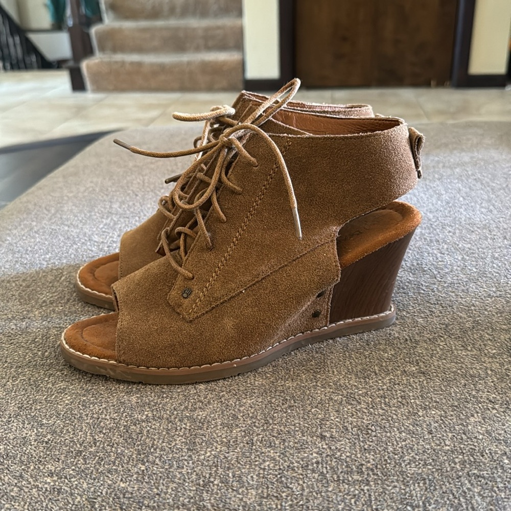 BearPaw Aracelli Heel Hickory Color Women’s size 8
